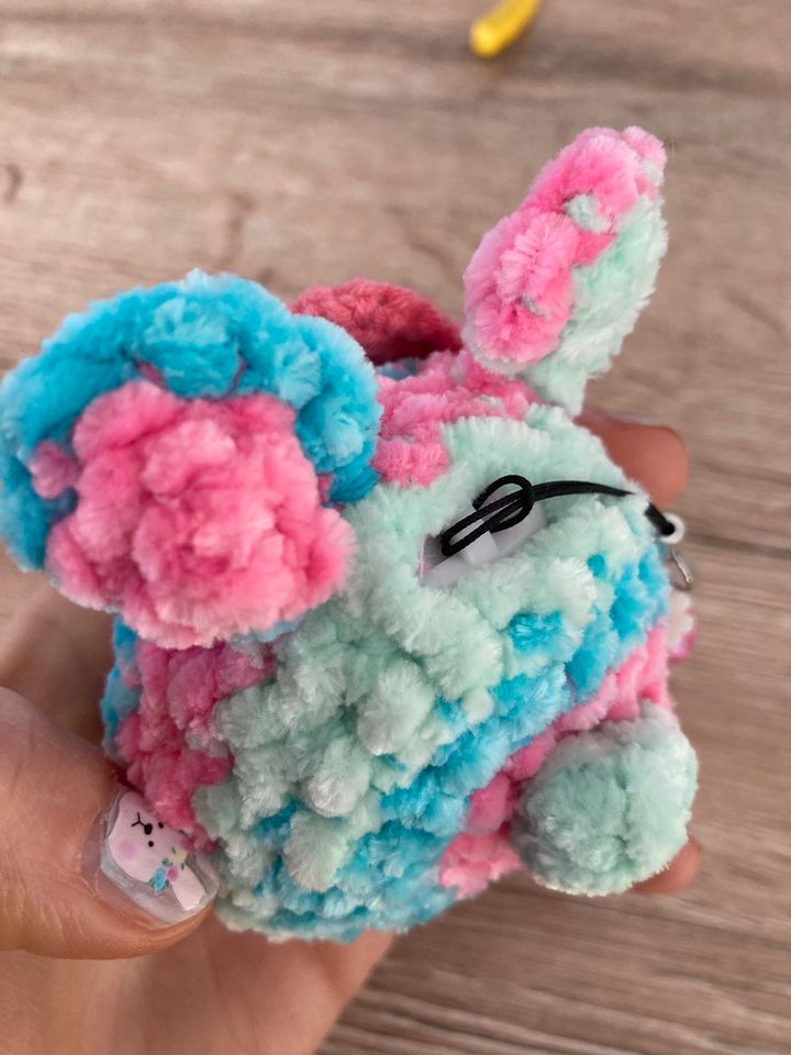 Tamagotchi Hülle Regenbogen pink mint blau mit Schleife in Sulzbach (Saar)