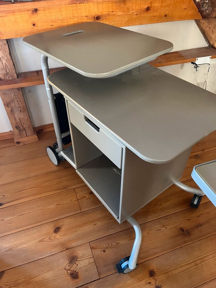 Computertisch Schreibtisch auf Rädern Ikea mit Schubladen grau in Falkensee