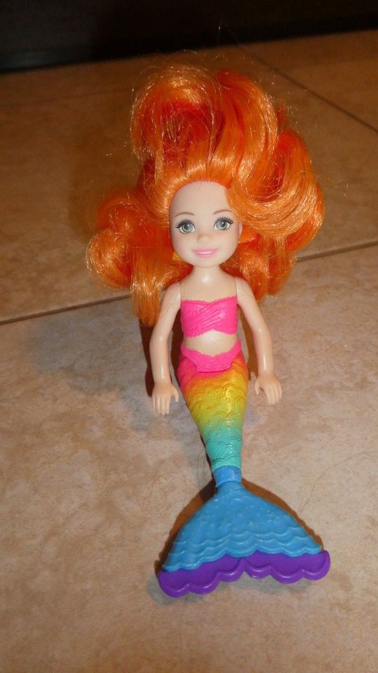 Mattel kleine Meerjungfrauenpuppe, regenbogenfarben in Elmshorn
