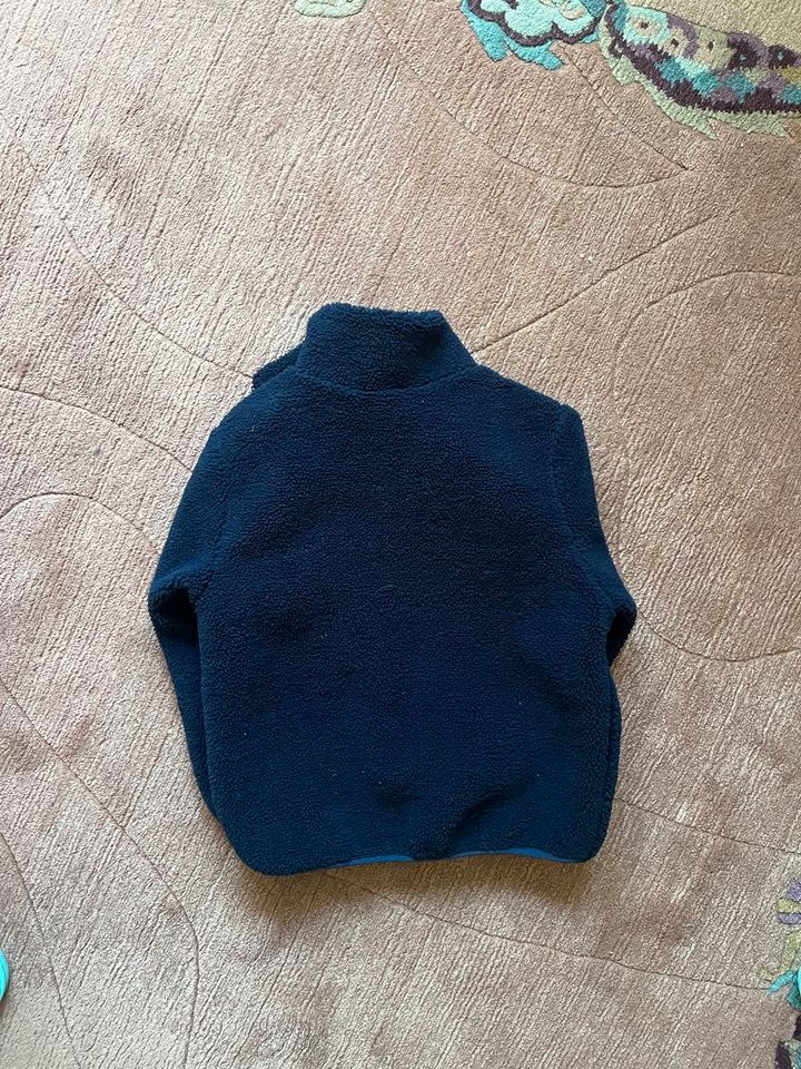 Dunkelblaue Teddy Jacke Jungen Übergangsjacke neuwertig 110/116 in Hessisch Oldendorf