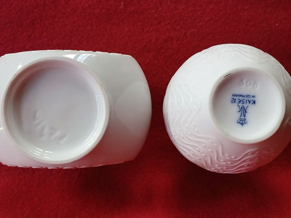 2 Vasen weiß Porzellan 1970er Jahre Relief in Amerang