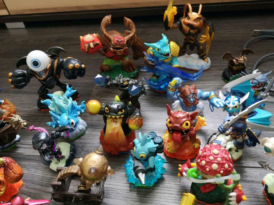 Wii Skylanders Set: 3 Spielen, 43 Figuren, 3 Portale in Bad Kreuznach