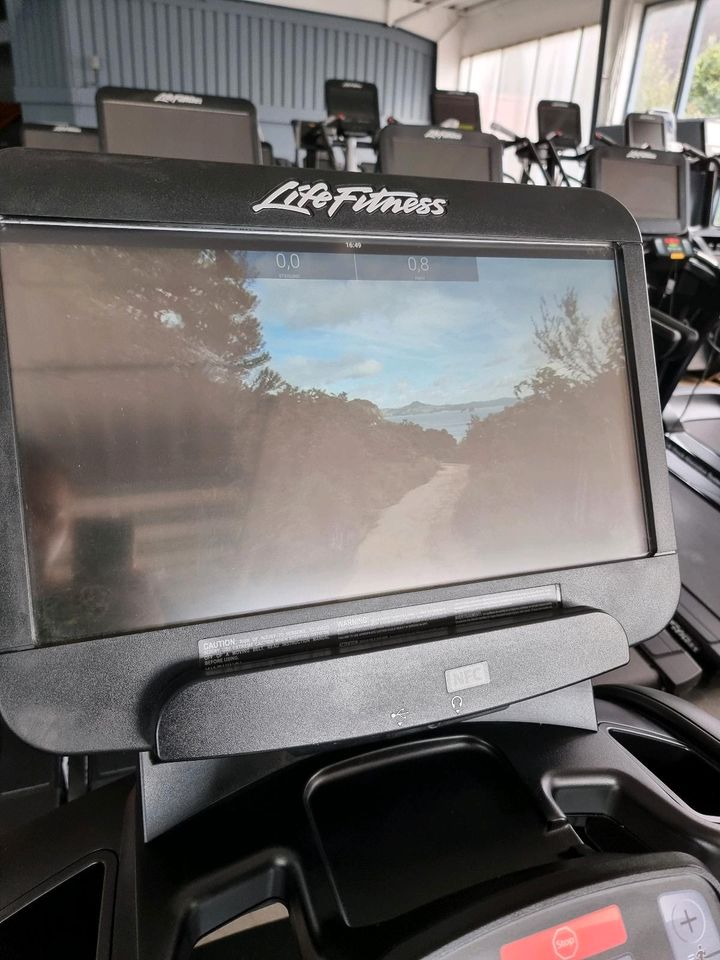 Life Fitness Laufband 95T Elevation Discover SE3HD Console !! in Detmold