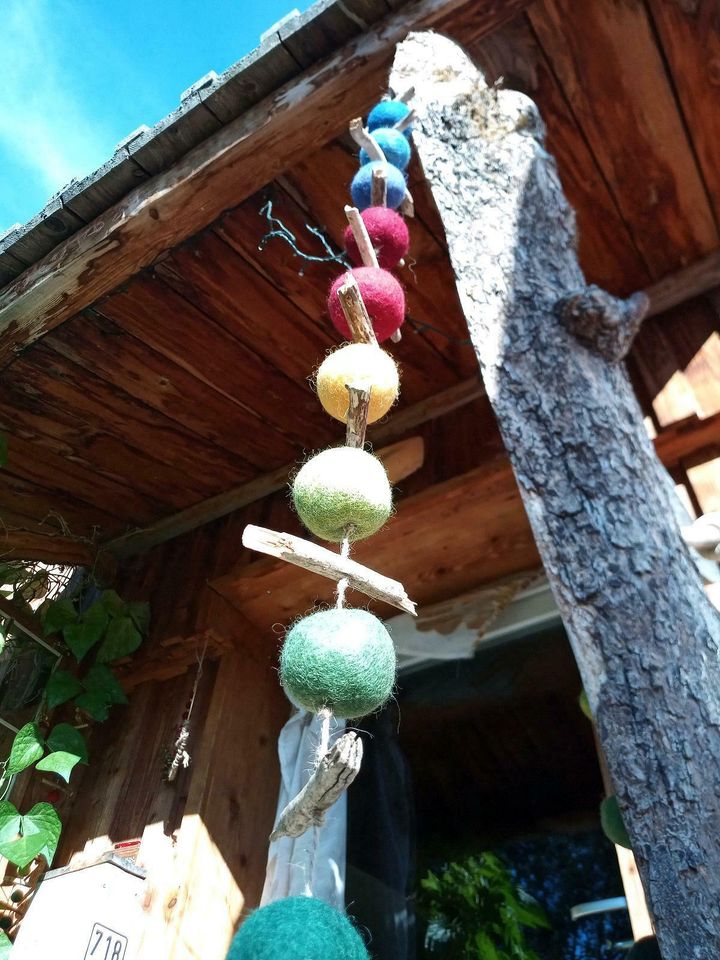 Windspiel Girlande Garten Deko Schwemmholz Filzkugeln in Argenbühl