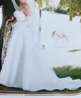 Brautkleid/Hochzeitskleid mit Schleppe in Ivory Niedersachsen - Holzminden Vorschau