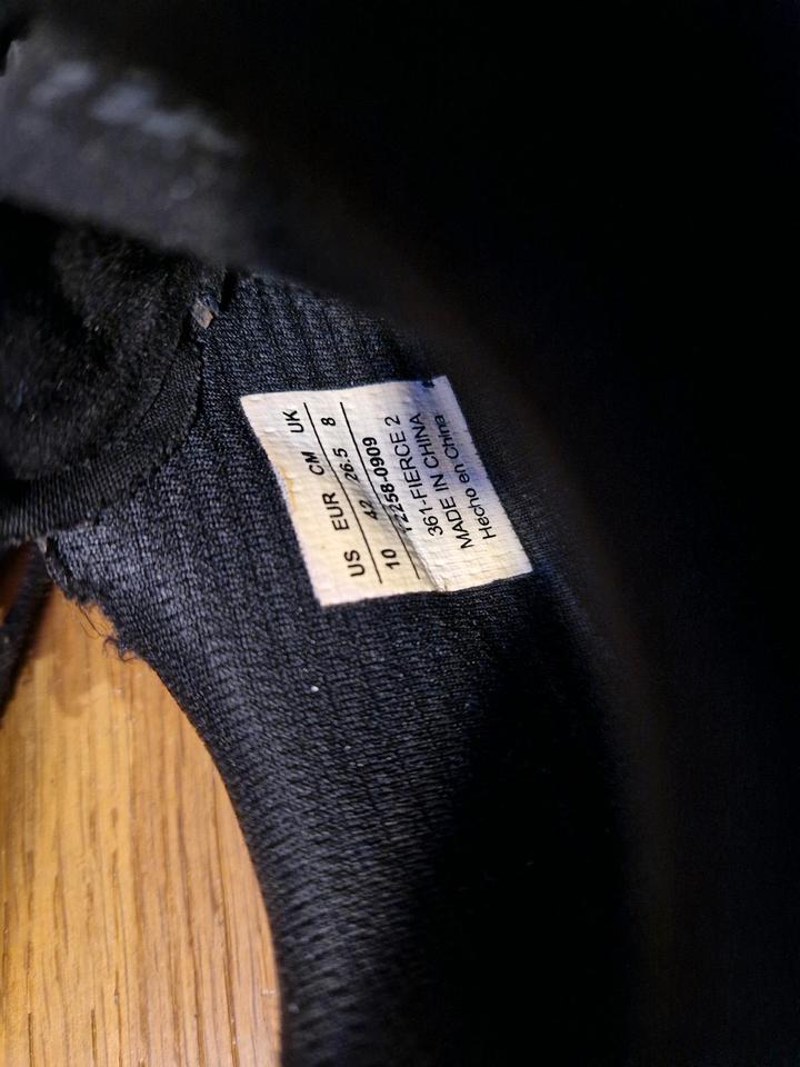 Hallenschuhe Turnschuhe 43,5 aber eher 42 plus Gratisschuhe in Mühlheim am Main