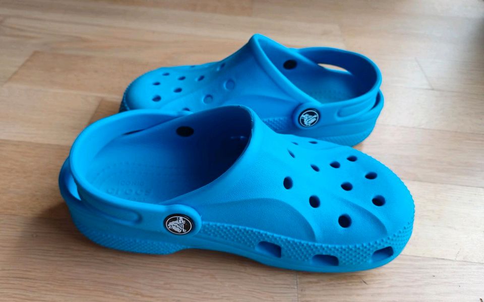 Crocs Hausschuhe Badeschuhe Größe J 1 (32-33) in Leipzig