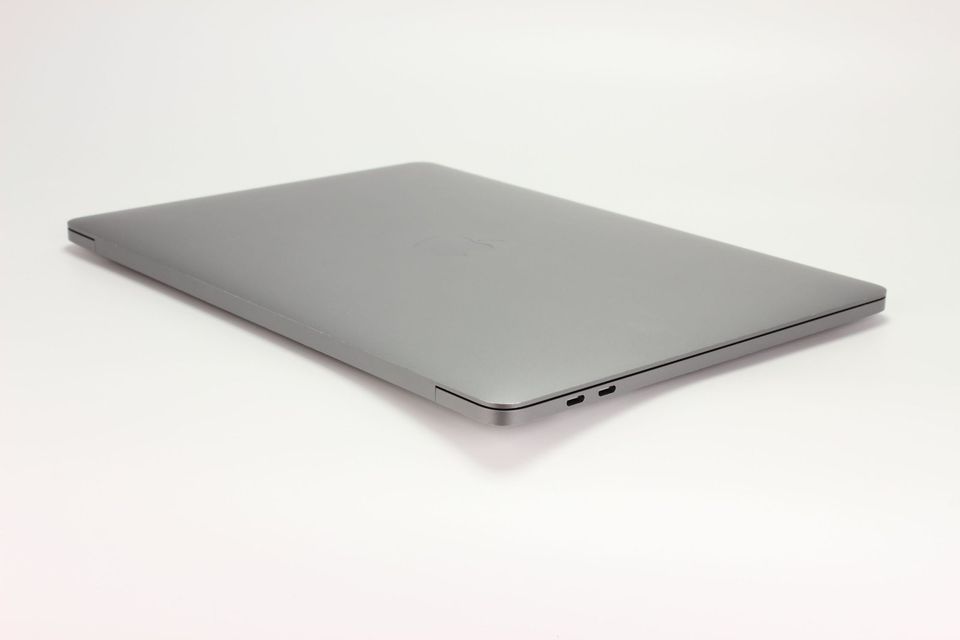 Apple MacBook Pro15,2 A1989 (2018) 13,3" i5-8259U 16GB 251GB in Mettenheim