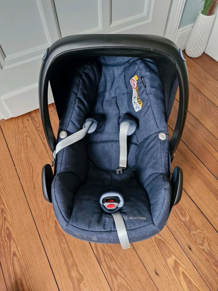 Maxi Cosi Babyschale mit FamilyFix Adapter in Schkölen