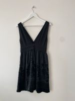 Schwarzes Kleid mit Samtelementen, 36 Berlin - Charlottenburg Vorschau