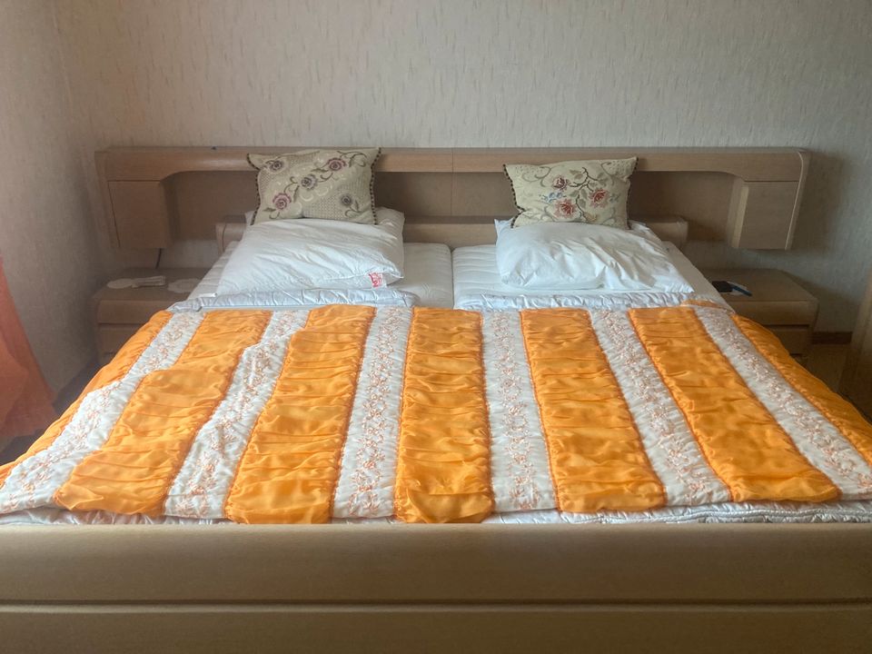 Doppelbett inkl. Matratzen & Kleiderschrank in Wunsiedel