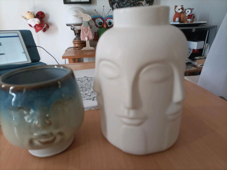 2 Gesichter Vasen bzw. 1x Gesichter Vase weiß+1x Blumentopf blau in Gievenbeck