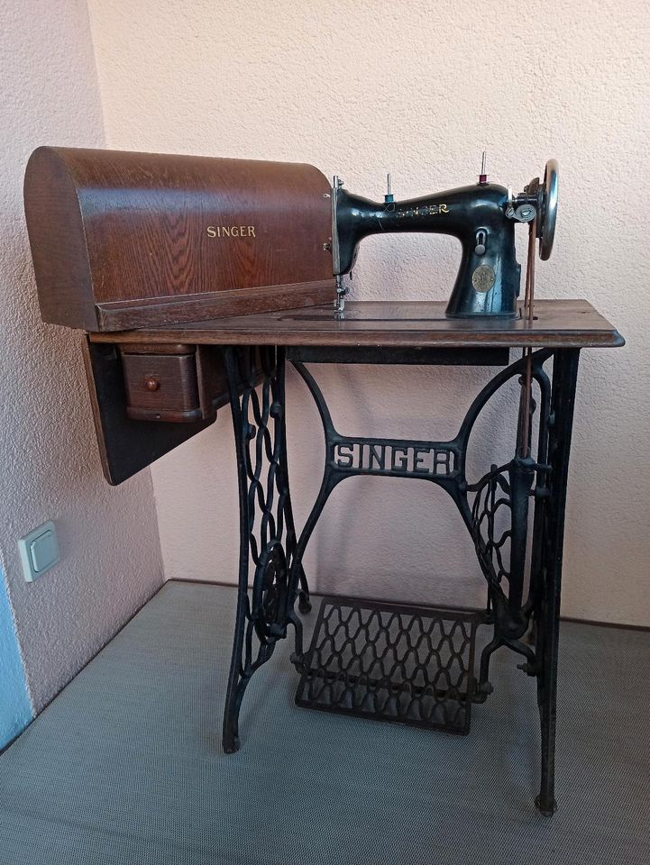 Alte Singer Nähmaschine mit Tisch in Trausnitz