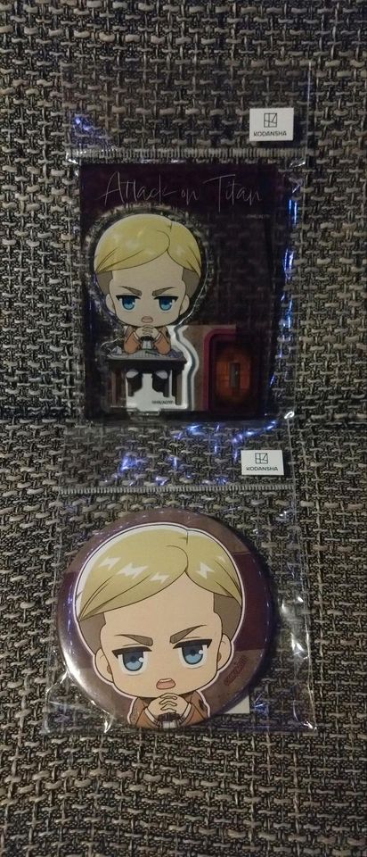 Attack on Titan Erwin Smith Acrylic Stand & Tin Badge) NEU in Schönwalde (Vorpommern)