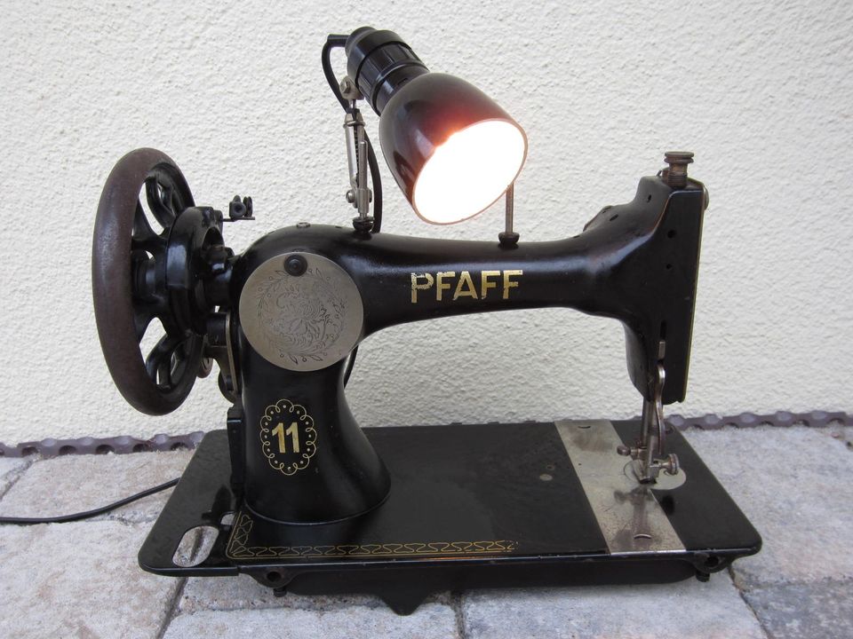 Alte Pfaff Nähmaschine mit Beleuchtung Dekoration Nachtlicht in Fichtenau