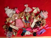 Alle zusammen für 30 Euro ,Barbies, Ken, diverse Kleidung dazu Hohen Neuendorf - Bergfelde Vorschau