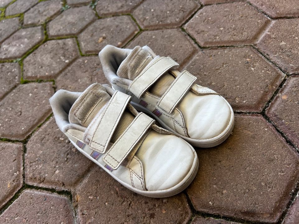 Adidas Kinderschuhe Größe 26 in Hückelhoven