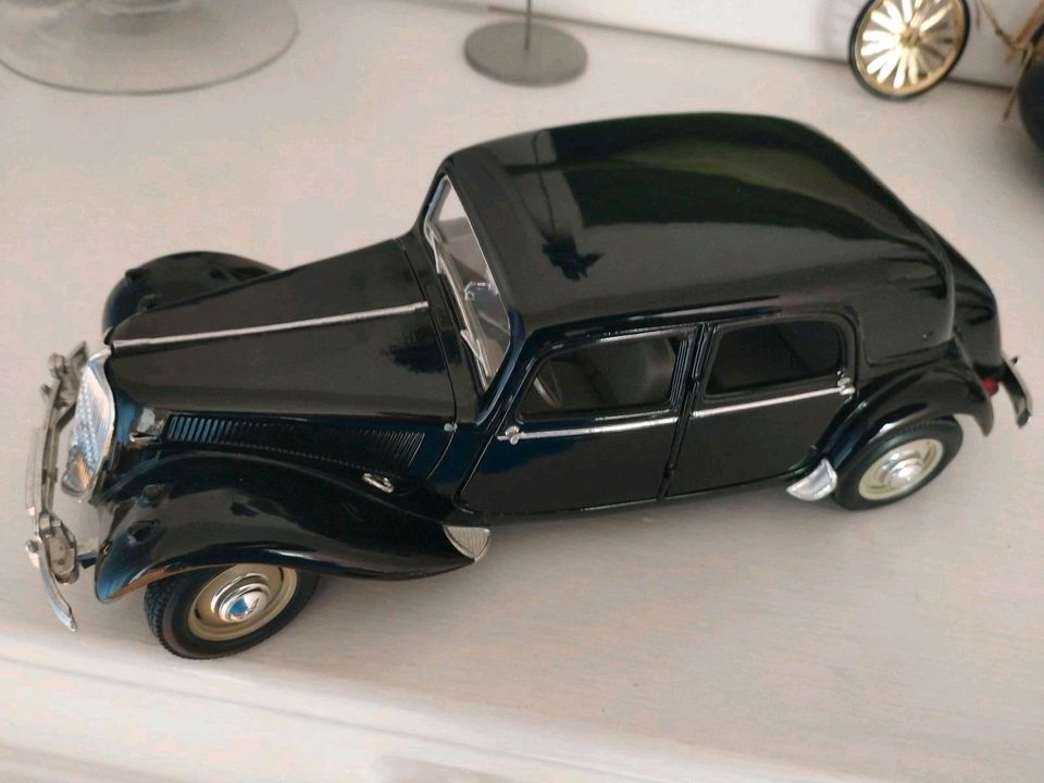 Citroen 15CV 6 Zylinder 1953 ,1:18, von Maisto in Brüggen