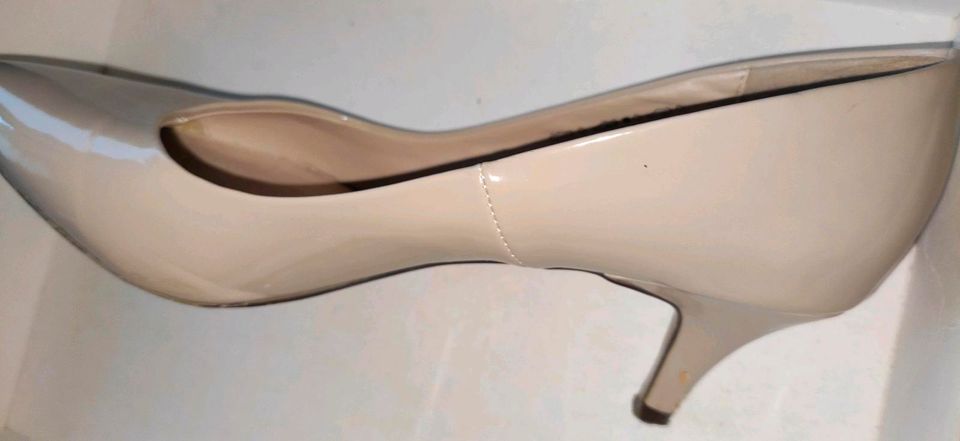 Pumps 39 Lackschuhe creme Absatz 6cm in Melle