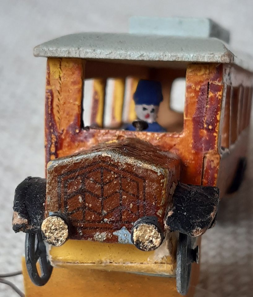 Historische  Erzgebirgische Miniatur " Bus mit Anhänger " in Cottbus