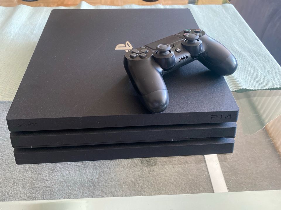 PS4 pro 1TB 7016B plus 8 Spiele in Gießen