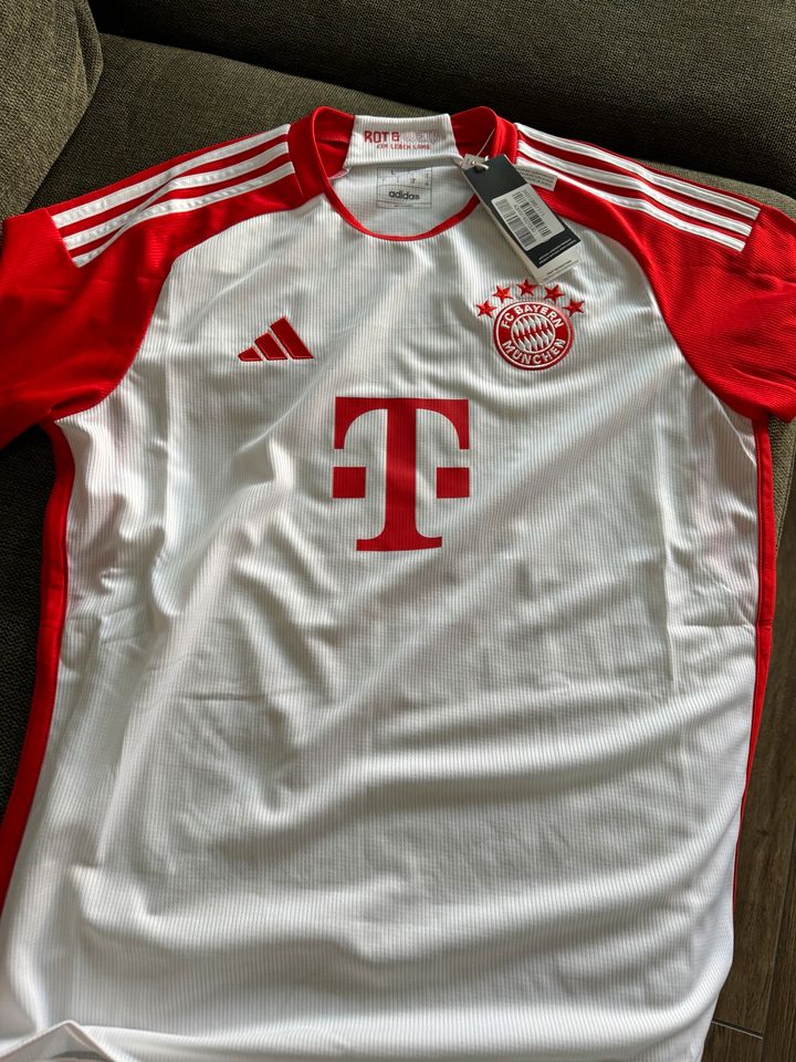 Adidas FC Bayern Trikot mit Original Unterschrift Konrad Laimer in Saarbrücken