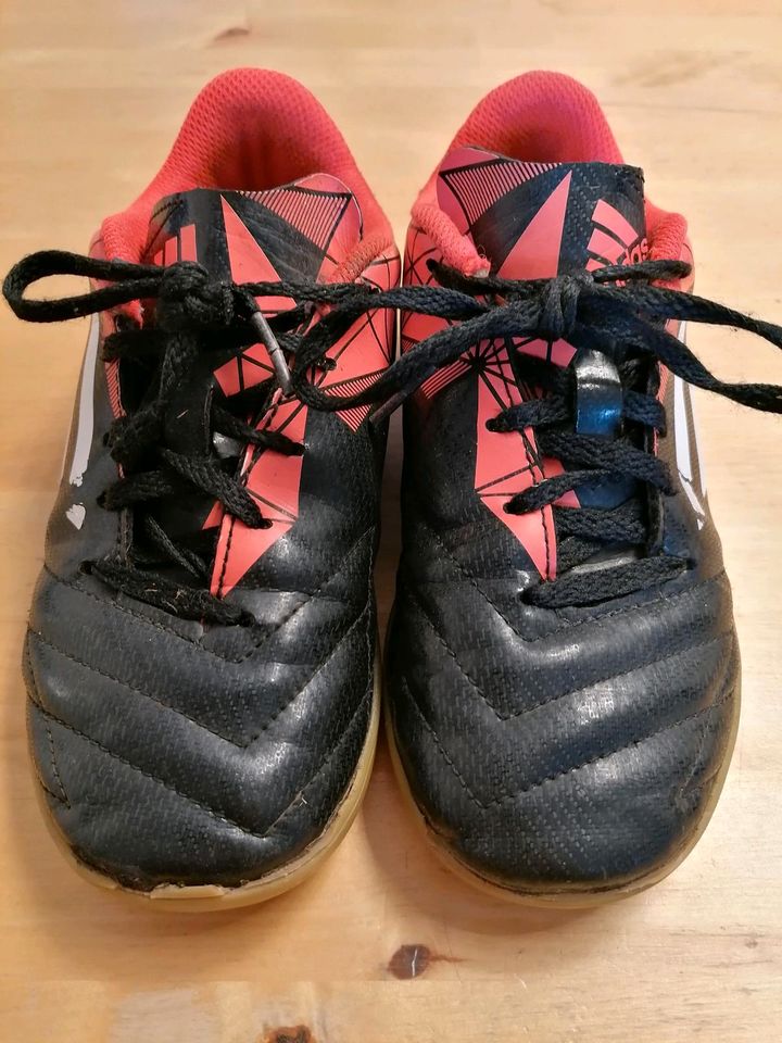 Adidas Hallenschuhe Fußballschuhe Gr. 33 in Friedrichroda