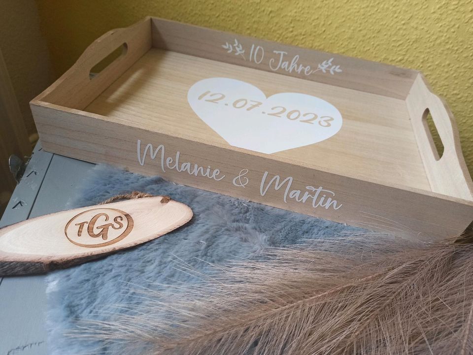 Holztablett personalisiert Geschenk Hochzeit Einzug in Magdeburg