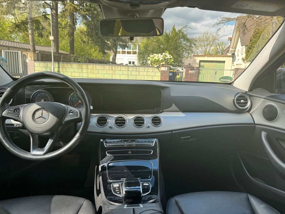 Mercedes Benz E 220 Avantgarde 9G 1.HD Autobahnfahrzeug in Griesheim