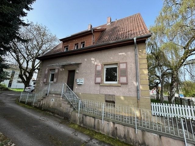 Gemütliches Zweifamilienhaus mit großem Grundstück, Doppelgarage/Schuppen u. Carport in Mosbach
