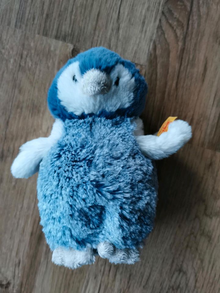 Steiff Pinguin Kuscheltier blau/weiß in Wiesbaden