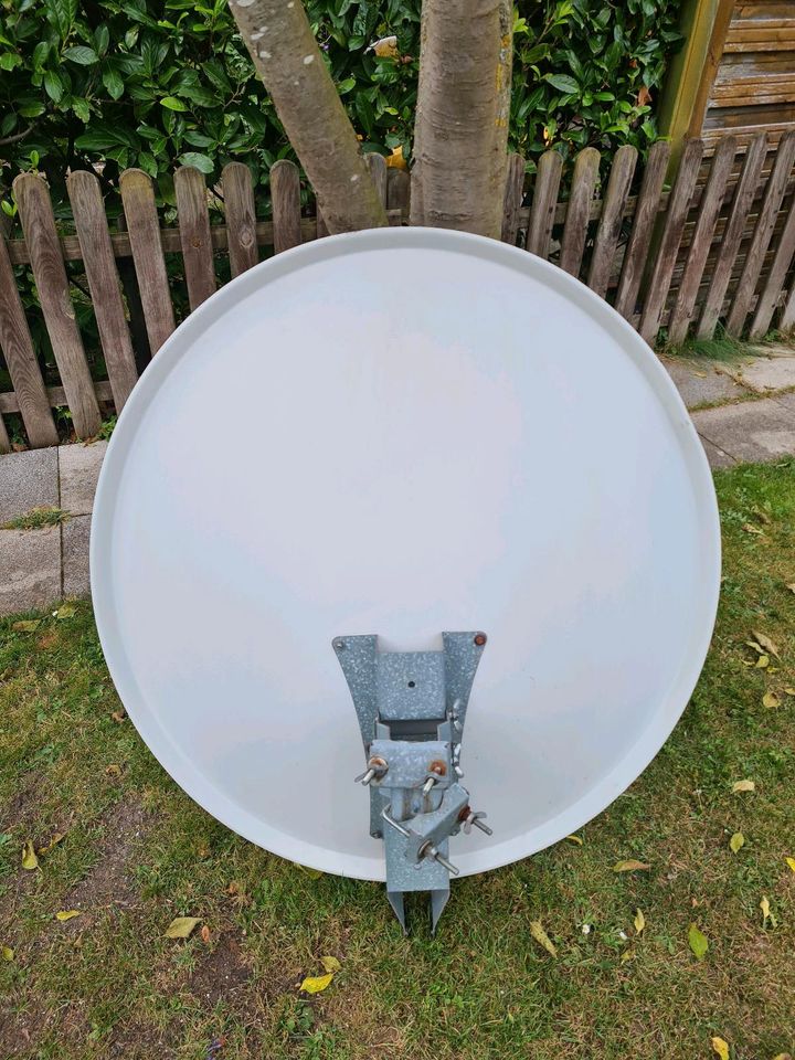 Satellitenschüssel mit Halterung und LNB-Arm in Bremen