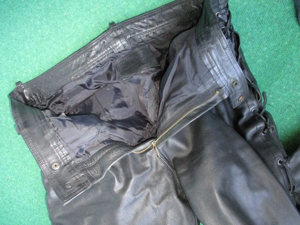 biete schwarze  Lederhose zum Kauf an in Berlin