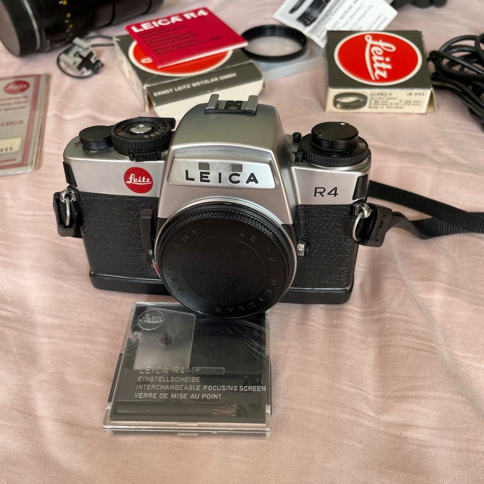 Leica R 4 mit Objektiv, Zubehör und Tasche in Berlin