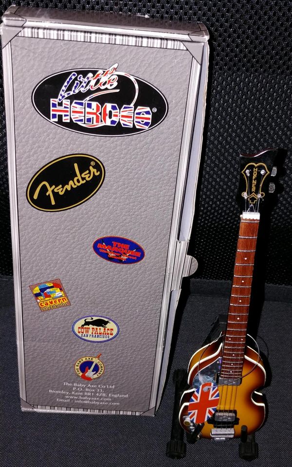 Little heroes Miniatur Gitarre Fender Beatles Paul McCarthy in Neuss