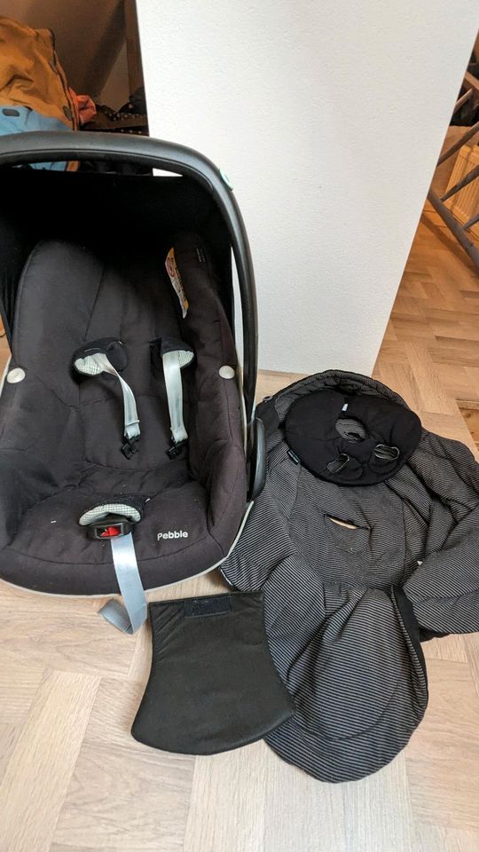 Maxi Cosi Pebble Babyschale für Station mit Wintersack in Wismar