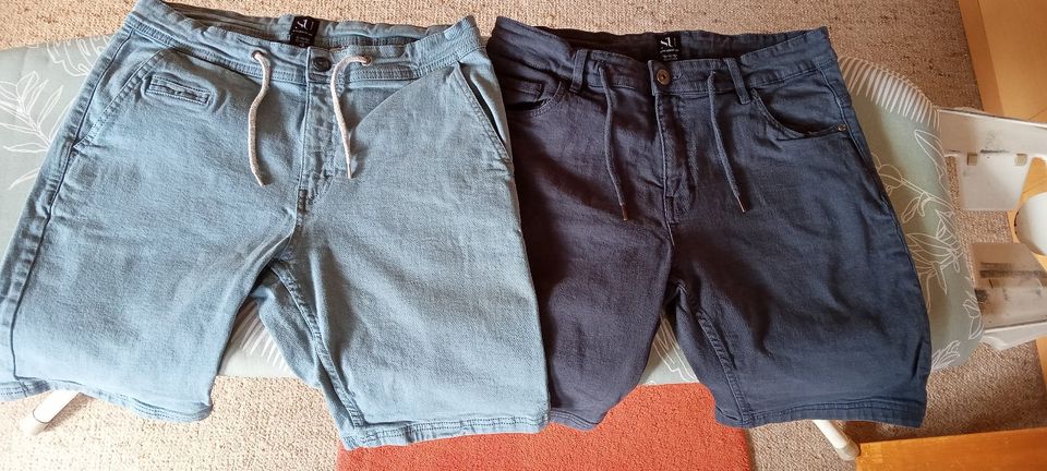 2 Bermuda Denimshorts Herren Gr. 48 Stretch in Fröndenberg (Ruhr)