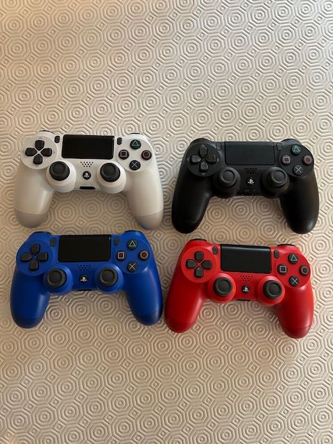 PS4 Controller blau/rot/schwarz/weiß in Rellingen