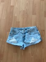 Eine Damenshorts, und eine lange Damen Jeans Hose. Brandenburg - Brandenburg an der Havel Vorschau