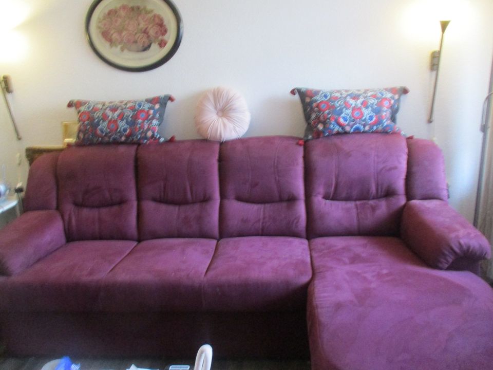 Couch mit Ottomane dkl pinl/lila tieri/rauchfrei 1Pers.Haushalt in Fehmarn