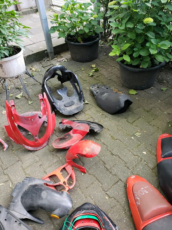 Aprilia sr 50 Verkleidungen Sitze Sozius Usw in Oberhausen