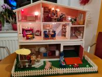 LUNDBY Puppenhaus mit Garten u. Zusatzetage incl. Möbel u. Puppen Sachsen - Oelsnitz / Vogtland Vorschau