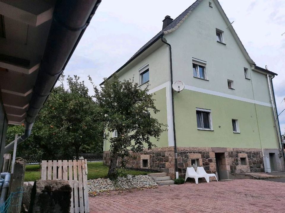 Zweifamilienhaus mit Garage, Stellplatz und Nebengebäude in Pressig