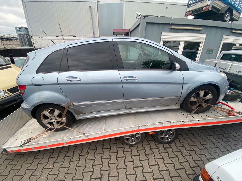 SCHLACHTFEST Mercedes W245 B Klasse Ersatzteile Autoteile in Köln