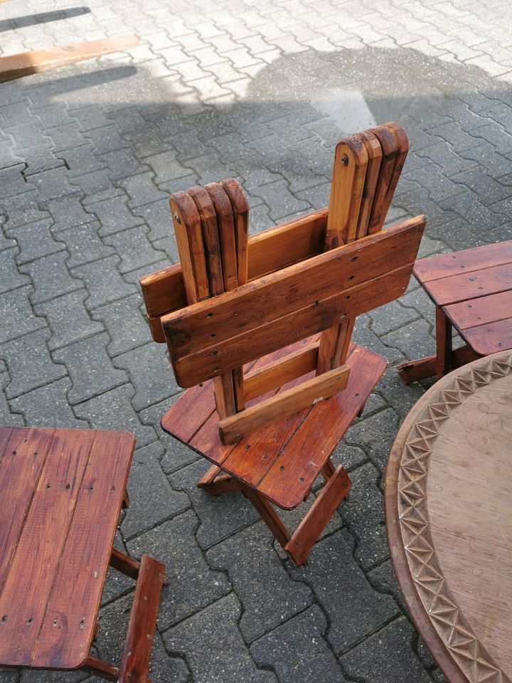 Spieltisch mit 6 Hocker aus massivem Holz in Hanau