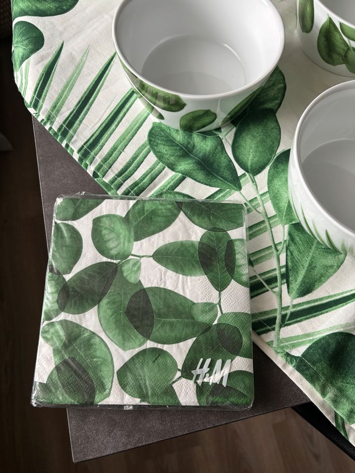 Tischläufer, Schalen, Vase H&M Home Deko mit Blätter Neuwertig ‼️ in Giesen
