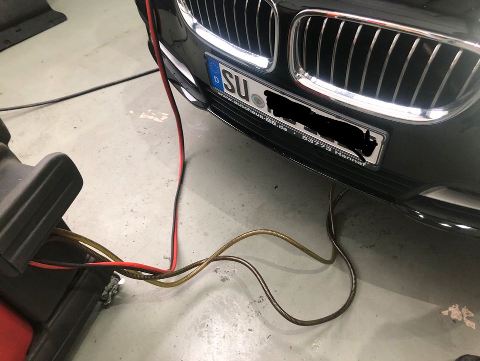 Autowerkstatt/ Reparatur / Reifenwechsel / Zahnriemmen wechseln in ...