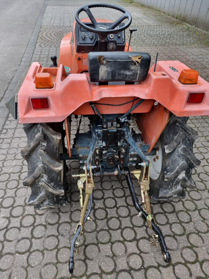 Kubota XB 1 Kleintraktor Allrad Zapfelle 3 Zylinder Diesel in Gummersbach