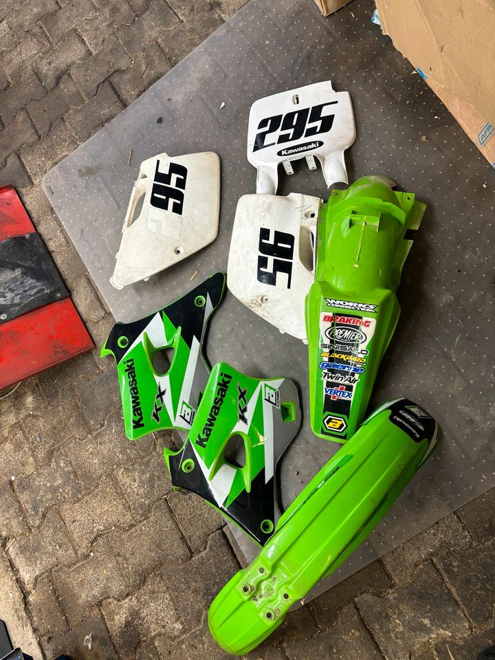 Kawasaki kx 250 top zustand und top preis nur 11std keine cr 125 in Mallersdorf-Pfaffenberg