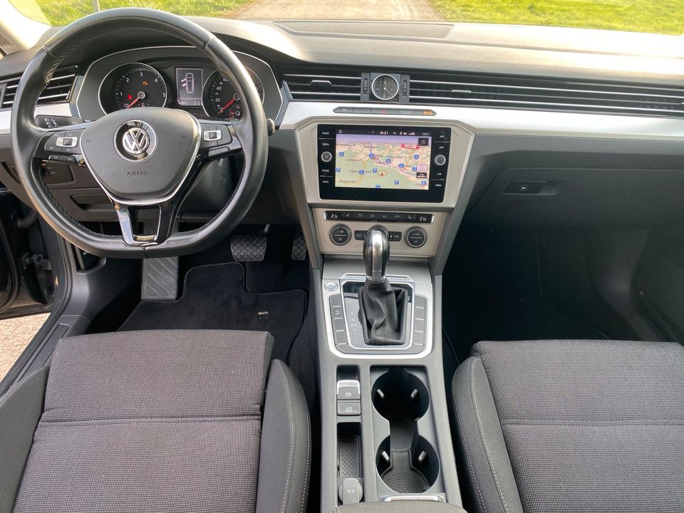 VW Passat 2.0 TDi Navi LED AHK Kamera Automatik in Eggolsheim